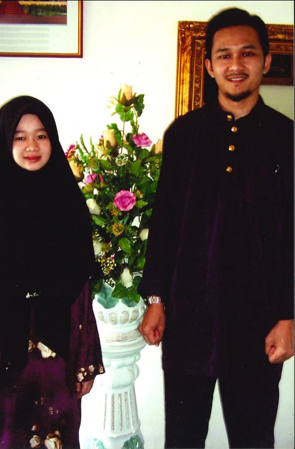 Foto dua orang daripada bab Warung Embah