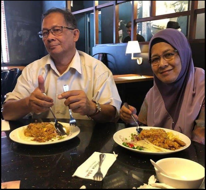 Foto keluarga ketika makan bersama
