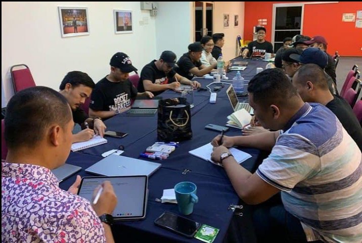 Foto pertemuan berkumpulan dalam bab Momentum Internet