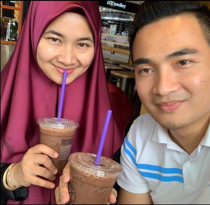 Iyzah dan Najib bersama minuman dalam foto kenangan